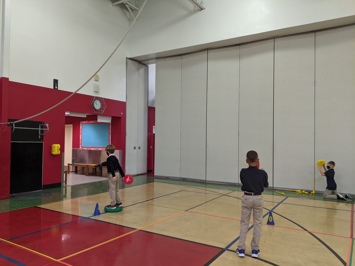 coachbalthaser's tweet photo. 10 hole indoor frisbee golf course #throwingunit @WoodwardAcademy @PSPrincipalWA https://t.co/jDN4Jf4YfI