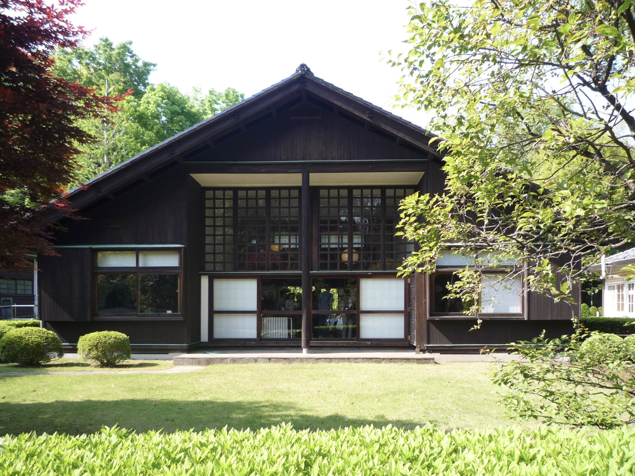 Kent 知識0の時に見に行ったいつかの前川國男邸 真正面から写真が撮れていたのに驚いた 思い出してみると 開口部が広くて 内装も素敵だった 前川國男邸 1941 第二次世界大戦中に建設されたため 30坪の建築制限 切妻屋根 平成8年に江戸東京たて