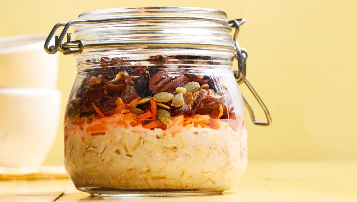 Carrot cake for breakfast? Yum! Naturally sweet grated carrots and almond milk add to the dessert-like taste of these overnight oats. forksoverknives.com/recipes/vegan-…