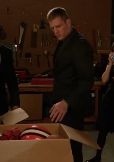 DynastyCLE's tweet photo. Season 4 episode 19 of New Girl.

J.J Watt makes an appearance. 

4:30 seconds left in the episode, JJ reaches for something. 

Can you guess what that something is!?

IT'S A BROWNS HELMET!

@JJWatt it's your destiny!! 🙌😏

#Browns https://t.co/sU61nyaQCb