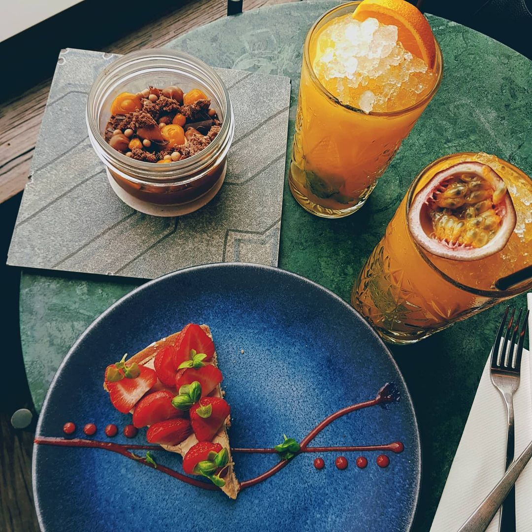 This mocktail and dessert combo is a must-try during your next visit 😎 Who will you be bringing with you up to the 38th floor for our reopening? | 📸@ephemeral_experiences