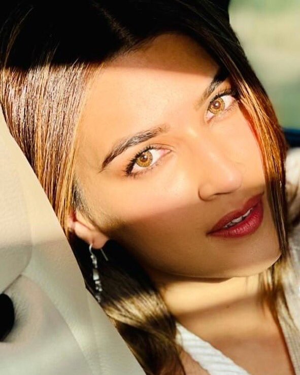 Myra from the eyes of our #BachchanPandey ♥️✨
<a href="/kritisanon/">Kriti Sanon</a> 

📸 <a href="/akshaykumar/">Akshay Kumar</a> 

#SajidNadiadwala <a href="/farhad_samji/">Farhad Samji</a> <a href="/WardaNadiadwala/">Warda S Nadiadwala 🐎</a>