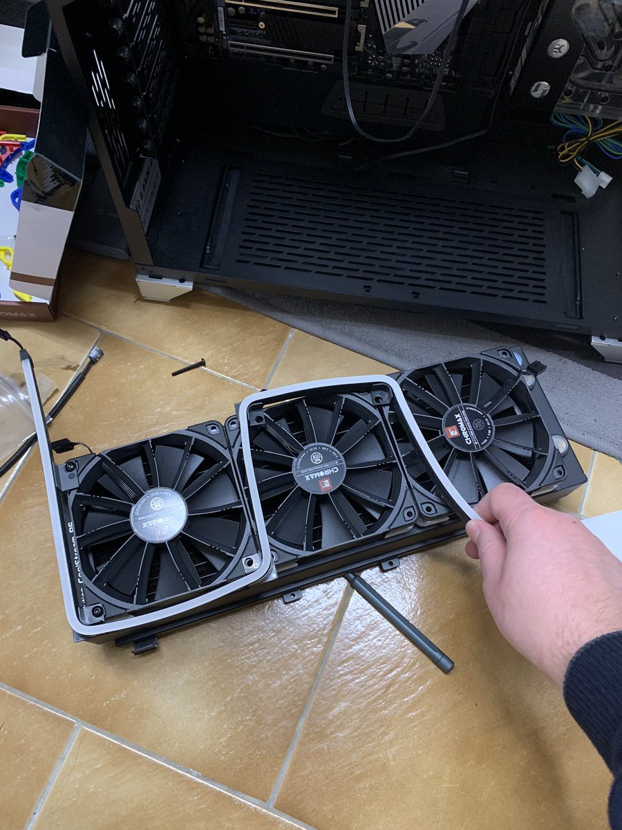 Snoobyx's tweet photo. @Phanteks this is impossible to be mounted as advertised on a normal radiator. And how can you include only 4x90 degree corners when you need at least 8 in this case. 😤 https://t.co/KpLMTpTNAC