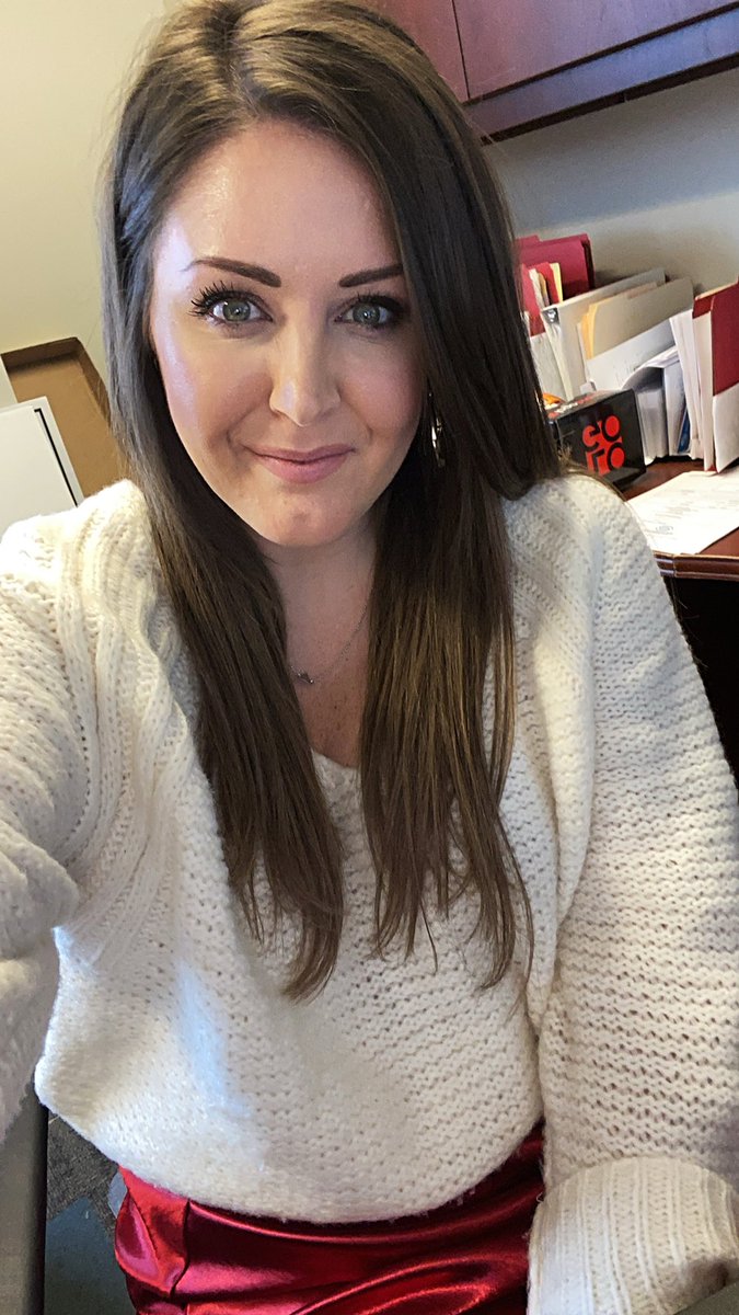 BridgetDeeJones's tweet image. If I’m not supposed to part my hair on the side then where am I supposed to part it 🤷‍♀️ #SkinnyJeans #sidepart 😂