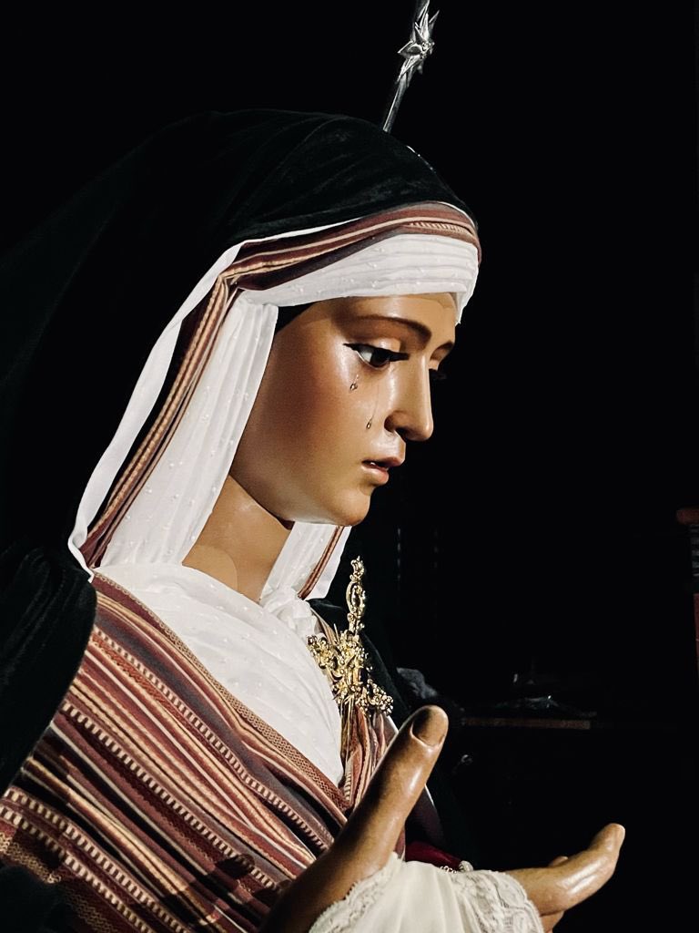 Nuestra Señora de los Dolores de Alcolea del Río (Sevilla), ha amanecido en el día de hoy ataviada de hebrea, con motivo de la inminente entrada de la Cuaresma 2021, que comienza mañana siendo Miércoles de Ceniza.