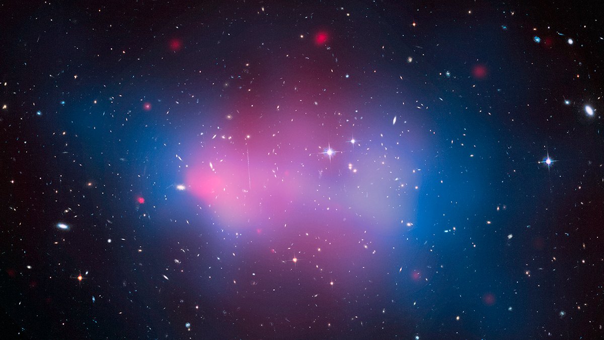 El Gordo is the site of 2 galaxy clusters running into each other at several million miles per hour. Scientists who discovered it nicknamed it "El Gordo" (which means "the fat one" in Spanish) because of its gigantic mass: ~3 million billion times the mass of our Sun! #FatTuesday