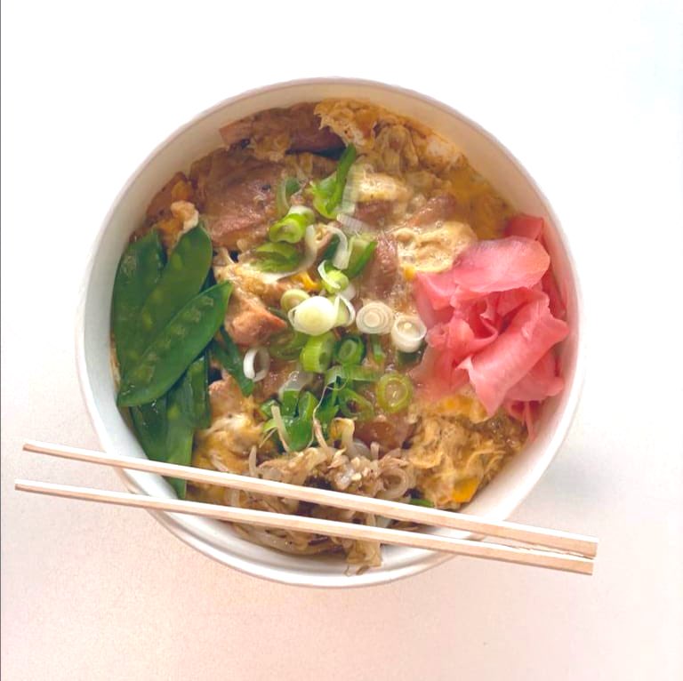 On today's chef theatre: freshly prepared Oyakodon (chicken and egg bowl)  topped with ginger pickles, spring onions, beans sprouts and podded peas. Another successful dish in our Japanese Street Food 🍲  🇯🇵 👌 @ServestFoodCo @AngelHillFood <a href="/japan/">japan</a>