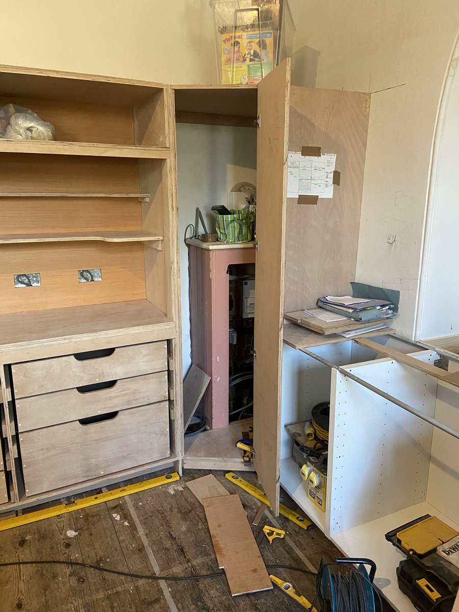 stevefjames1's tweet photo. New and bespoke kitchen work, not an easy one as walls were miles out of square and floors running out of level plus everything made on site @stevefjames1 @1TallulahJames #trickyone https://t.co/HhYEmpSpZv