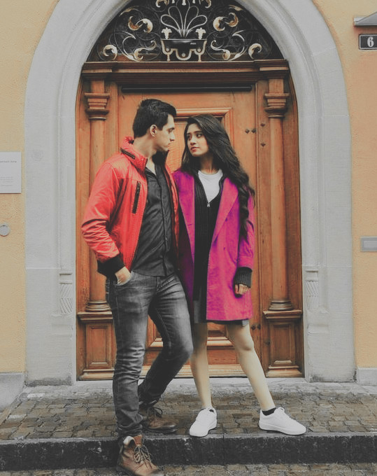 SimranS51082908's tweet photo. From 
Holding hands secretly 🤝

To 
Holding hands on reception day ♥️
#shivin https://t.co/nxu7mGA7Cp