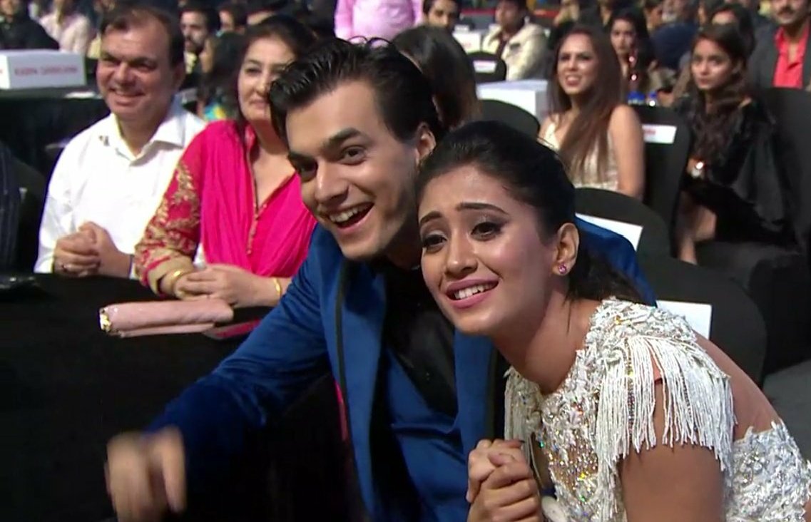 SimranS51082908's tweet photo. From 
Holding hands secretly 🤝

To 
Holding hands on reception day ♥️
#shivin https://t.co/nxu7mGA7Cp