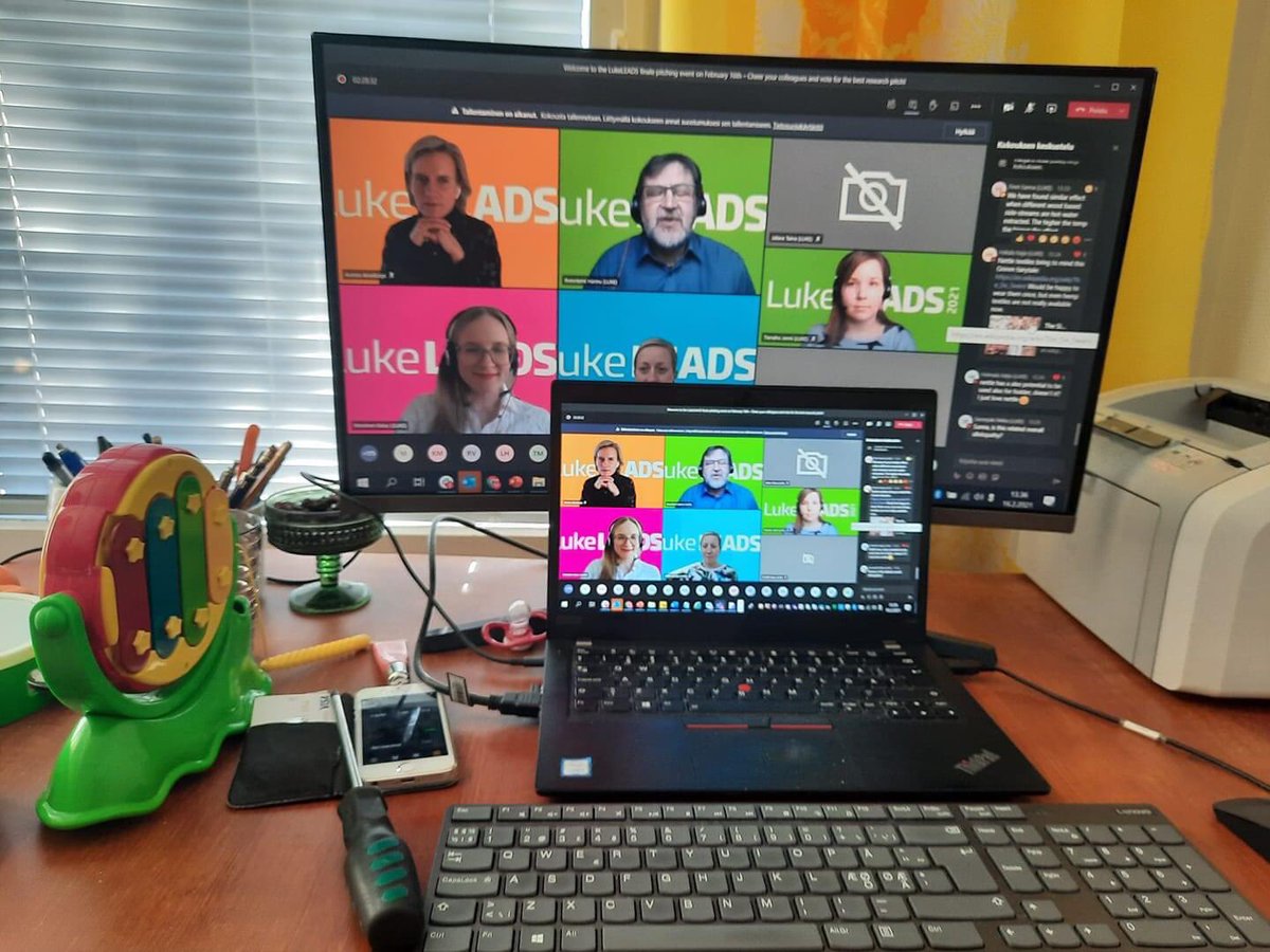 mariahyvonen's tweet image. Pitchauskilpailun kellottajan tärkeimmät työvälineet: ruuvimeisseli, ksylofoni ja kännykkä.🤩 Tutti ei liity asiaan. #lukeleads #lukefinland