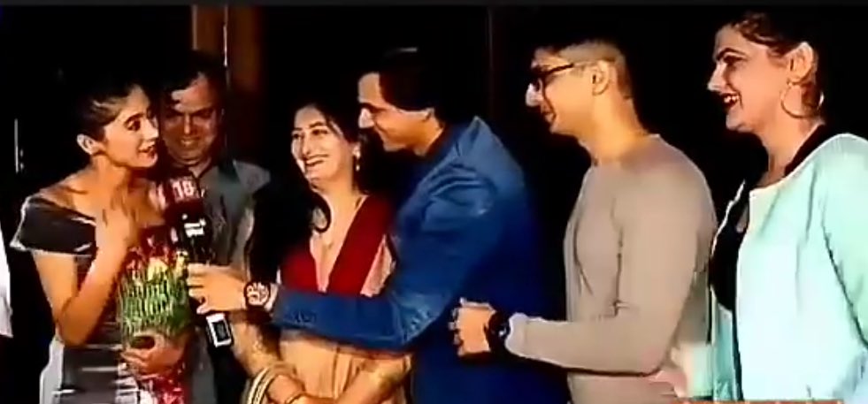 SimranS51082908's tweet photo. From 
Planning surprise on birthdays 🎂 

To 
Planning surprise on anniversaries 👫
#shivin https://t.co/fX7FommJBC