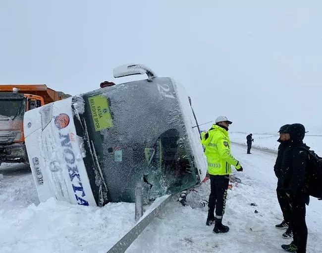 Çankaya FK ile oynayacakları maç için Ankara’ya giderken   buzlanmadan dolayı trafik kazası geçiren #FatsaBelediyespor FK 
kafilesine geçmiş olsun... 🙏🙏🙏