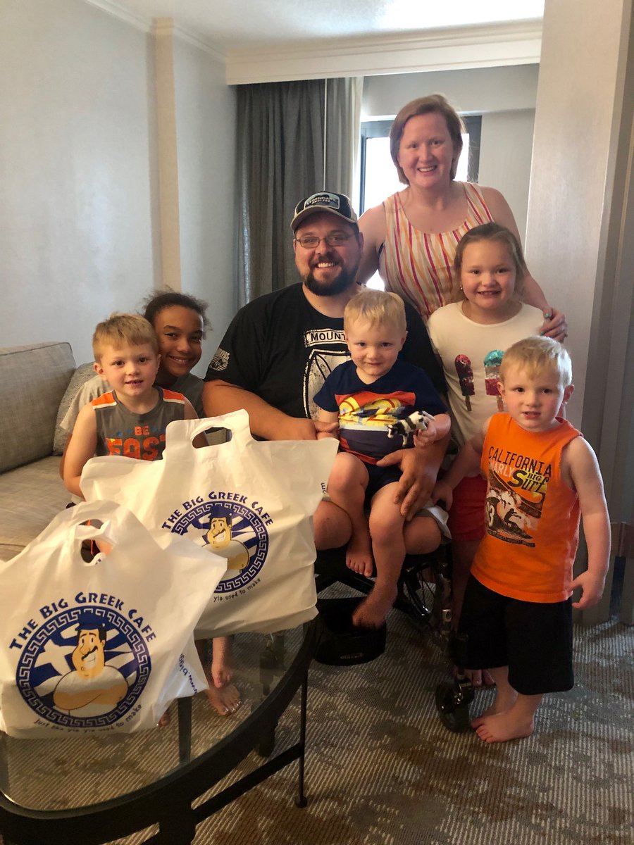 YRFund's tweet photo. During the National Salute to Veteran Patients, we are reminded of the 1000s who are receiving life-changing medical treatment and care at #WalterReed. Your donation of $25 helps deserving families in need: https://t.co/1ZTrf8so45

#keepfamiliestogether #supportveterans #YRFund https://t.co/qDZNyfn1YV