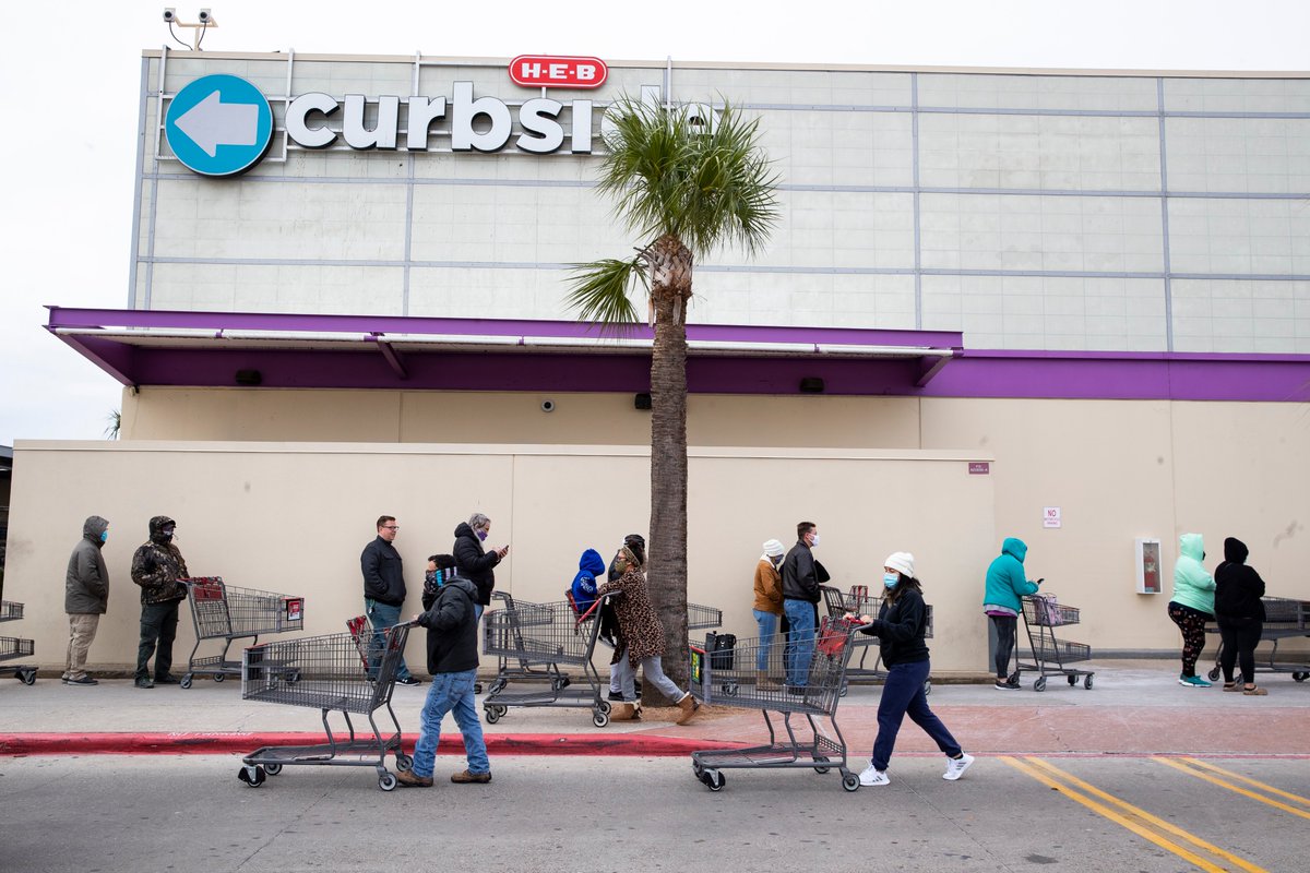 saccophotograph's tweet photo. People rush to buy water at HEB on Saratoga as the city issue a water boil, many people have lost water do to frozen pipes and lost of power 
@callerdotcom #water #stxwx https://t.co/RvuN2QcPTX