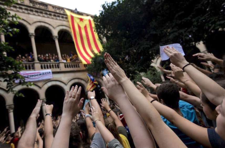 cipidex's tweet photo. @maticatradio @sempresaludava Dice Jair Domínguez q "el fascismo" ha entrado en el parlamento y q se le combate con un puño en la boca... me pregunto dónde ha estado él los últimos años y si no tiene ya los puños rotos https://t.co/8fwu8pnCYL #MemoriaDemocrática #14F #feixisme #Programa2000 https://t.co/1iFF257t1s