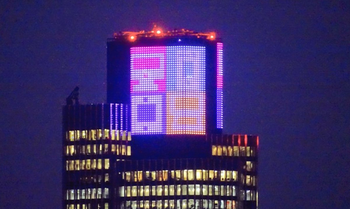 Tower42London's tweet photo. #Tower42 are #proud to be lighting up for a #deviceappeal to help disadvantaged children in the UK who are unable to complete their education from home due to lack of technology.
#surpriseinthelights #proudtoworkhere #lights #londonskyline #city #london #proud #VisionTeaching https://t.co/oAe3NAb5Kz