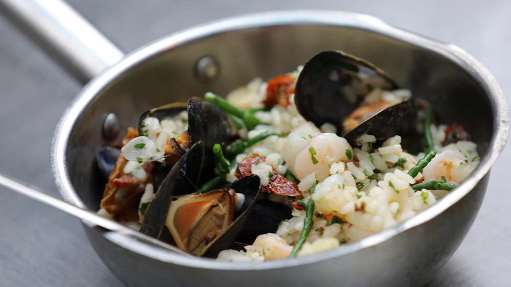 Head over to our website to discover our delicious Seafood Risotto recipe: bit.ly/2ZfMVYs 🍲

Featuring king prawns, squid and Scottish mussels courtesy of <a href="/LochFyneOysters/">Loch Fyne Oysters</a>, try this classic fan favourite from the comfort of your own kitchen 🦪