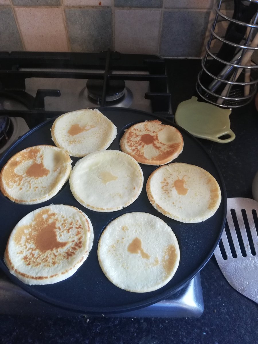 LHCfcj's tweet photo. #smileypancake i dtigh an phríomhoide um thráthnóna - páistí sona sásta. Reminder do dhaltaí @LHCfcj don't forget to check out ríomhphost from In Ní Domhnaill for your smiley face pancakes. Tag us and @MentalHealthIrl to support their campaign today#Wellbeing #mentalhealthmatters https://t.co/xpb6L0Optr