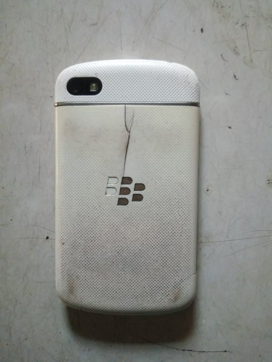 OcheJonathan1's tweet photo. @JumiaNigeria Please help me,see the kind of phone am using is not like am better than people that don't have at all but I would be grateful if I get a new one please. I can't even afford a new one talkless of repairing this one please help me upgrade my device. Thank you. #UpgradeMyDevice https://t.co/2qgmbUu4uS