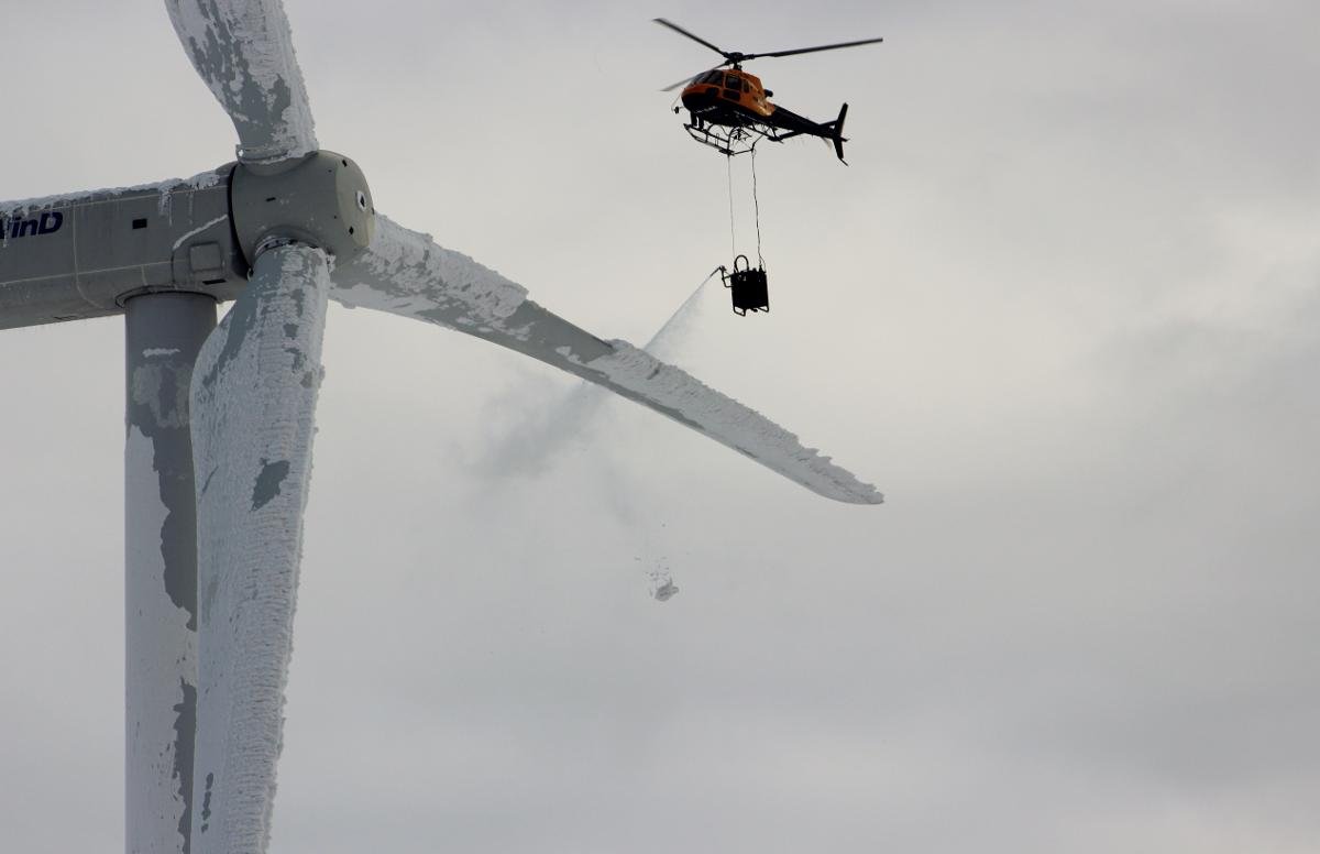 Zeke Hausfather on X: "As amusing as this viral picture of a helicopter deicing a wind turbine is, its important to note that 1) virtually no one does this today (the image