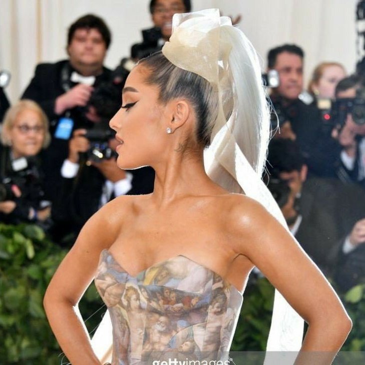 statsarianag's tweet image. 📈| #KCA’s STATS for Favorite Female Artist 📈 

1. T.        S.            : 511.3K (+6.5k)
2. K.       P.             : 279.9K (+0.9k)
3. S.       G.            : 254.7K (+30.1k)
4. Ariana Grande : 211.4K (+15.7k)

#VoteArianaGrande

RT = 1 VOTO!
RESPUESTA = 1 VOTO!