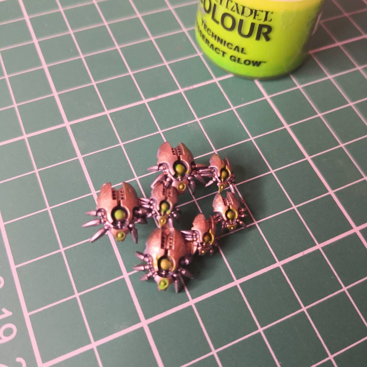the_nexus_uk's tweet photo. With and without non-oil watch me paint this tomorrow over on our YouTube channel #thenexusuk #buildupmodel #scalemodel #warhammer40k #Warhammer #WarhammerCommunity https://t.co/5KTp6rb7Xo