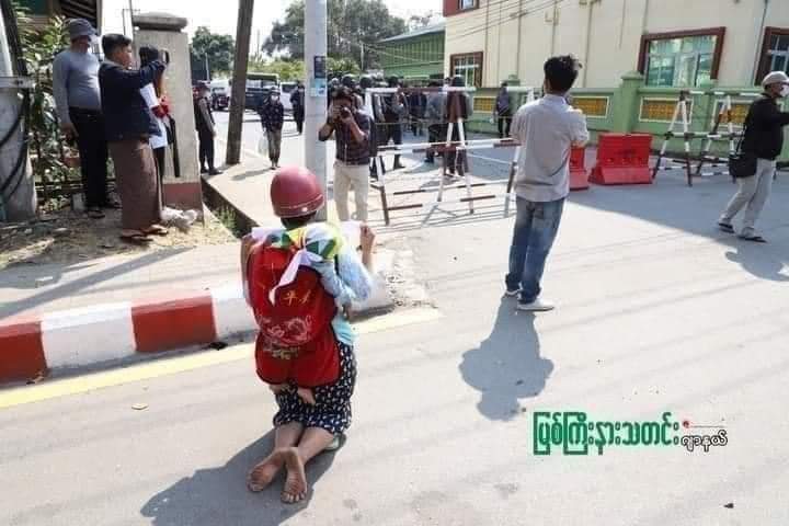 KaayMi's tweet photo. Don’t cry baby. Your mother is a hero. She fight for Democracy.
Please save Myanmar.

What a touching picture!!!!!!

INHUMAN MILITARY 

@USEmbassyBurma @UN @RapporteurUn @freya_cole 
#Feb16Coup
#WhatsHappeninglnMyanmar https://t.co/0sdzwleE0T