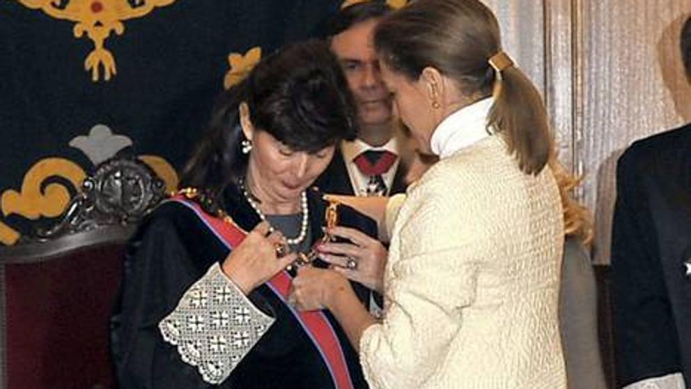 FonsiLoaiza's tweet photo. Estos son los jueces "democráticos" que condenaron a prisión al rapero Pablo Hasel:

- Concha Espejel. Condecorada por Guardia Civil, casada con coronel e íntima de Cospedal y consideró terrorismo la pelea de bar en Altsasu.

- Nicolás Poveda. Se presentó con Falange a elecciones https://t.co/IFjFTKH4FQ