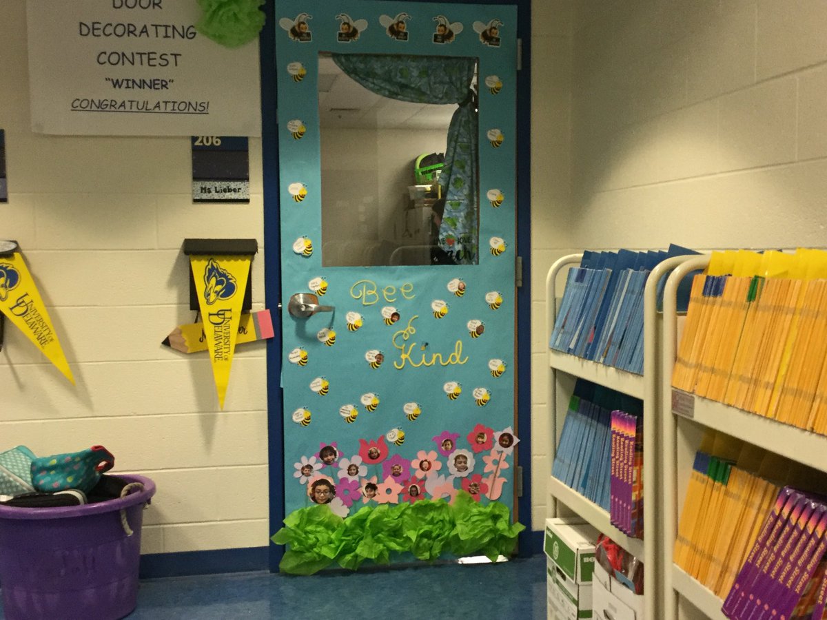 In a world where you can be anything CHOOSE KIND! Happy Random Acts of Kindness Week! #randomactsofkindness #bekind