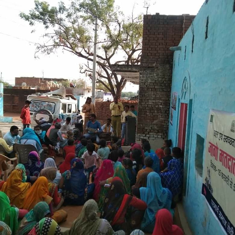 parmarth_india's tweet photo. #jagomatdatajago

#परमार्थ_समाज_सेवी_संस्थान के द्वारा #जागो_मतदाता अभियान यात्रा का शुभारम्भ  कमिश्नरी परिसर झांसी में अपर आयुक्त (प्रशासन) झांसी श्री आर0 वी0 मिश्रा के द्वारा किया गया
#VoterAwareness #voterawarenesscampaign #PanchayatElection2021 https://t.co/96e5kNFYlt