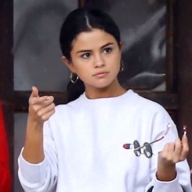 shaawty_16's tweet photo. Ja widząc ten hasztag, łącząc fakty i wciąż zastanawiając się czemu tak właściwie selenators IS over party, bo dalej nie czaje mimo że przeczytałam 50tweetow wyjaśniających sprawę #selenatorsisoverparty https://t.co/iK04PrIE7b