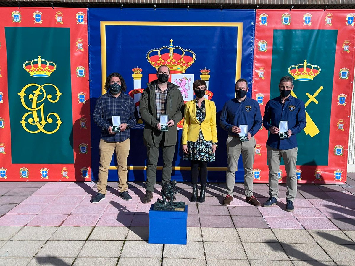 guardiacivil's tweet image. La Directora General condecora a Sergio, Lázaro, Antonio y Adrián, miembros de la Brigada Central de Salvamento Minero de #HUNOSA que participaron activamente hace dos años en las labores de rescate del cuerpo del pequeño Julen Roselló en Totalán #Málaga

#MuyGrandes