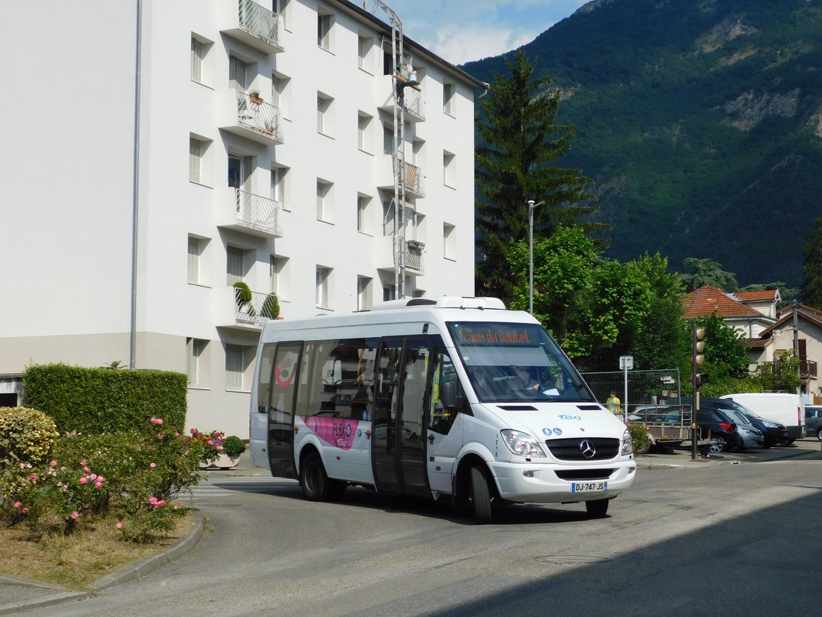 kevin_a38's tweet photo. 🚌 Sur la ligne 42 à la Tronche, on roule en Mercedes Sprinter City exploiter par philibert, n°1218 arrive dans le quartier Doyen Gosse et l'arrêt du même nom. #tagetmoi #reseautag #flexobus #philiberttransport #sprintercity #MercedesBenz #ligne42 @TAG_Grenoble https://t.co/mH6wBRWS24