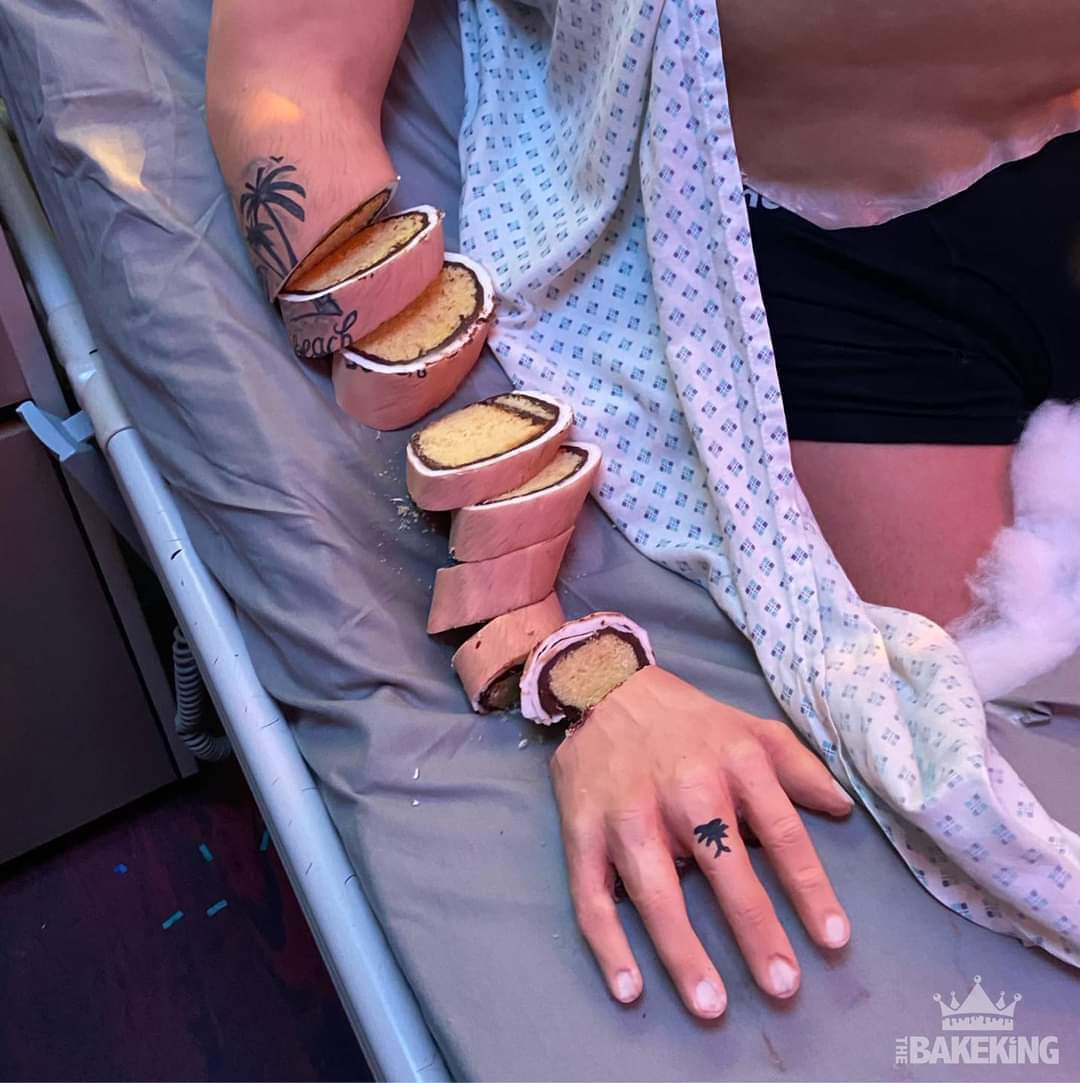 horror4kids's tweet image. THIS IS A CAKE.