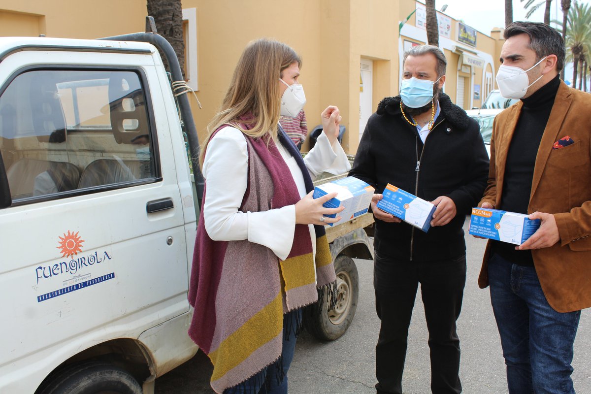 fuengirola's tweet photo. La concejala de Bienestar Social y Familias #Fuengirola, @RdrgzGnz, ha asistido a la donación de 7.500 mascarillas quirúrgicas por parte de la empresa Distribuciones Amate, por medio de @AdimiMijas, al Banco Municipal de Alimentos. Se destinarán a usuarios de Servicios Sociales. https://t.co/UkKUrDgLsD