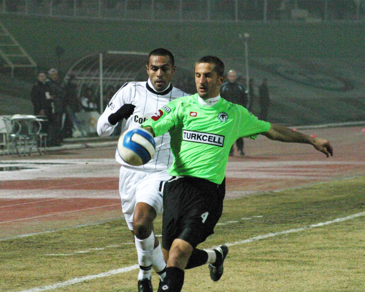 Efsane forma, Efsane kaptanımız Ömer Gündostu üstünde.