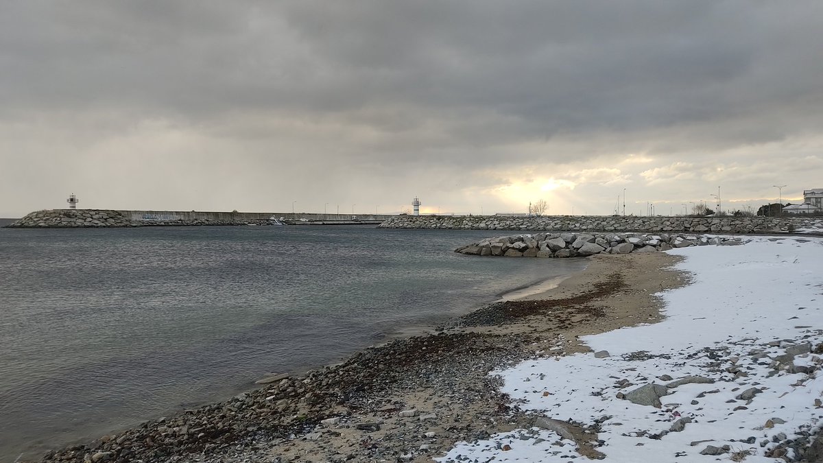 Şu fenerin arkasinda birileri ışınlanıyo galiba