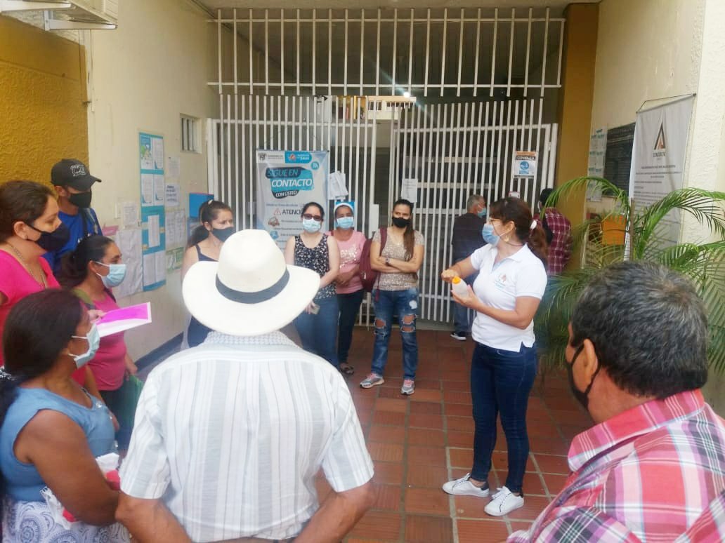SanVicenteCh's tweet photo. En #SanVicenteDeChucurí LE SALIMOS ADELANTE AL VIRUS: en ESTABLECIMIENTOS PÚBLICOS PROMOVIENDO el USO ADECUADO del TAPABOCAS/LAVADO de MANOS/DISTANCIA SOCIAL. #CODI19 a RAYA. Ya llegó la VACUNA, pero DEBEMOS SEGUIR CUIDÁNDONOS. #SanVicenteTieneFuturo. #OscarRodríguezAlcalde. https://t.co/YcBtEQ1Op1