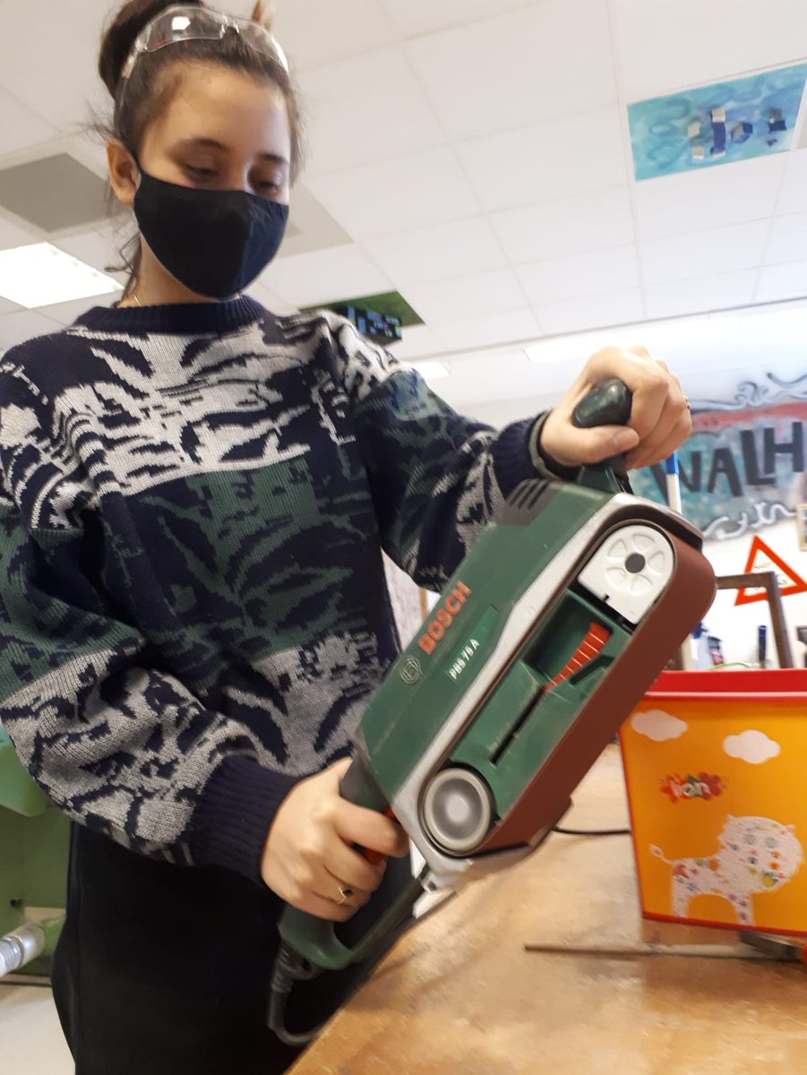 WALHALLAb_NL's tweet photo. Kijk: Stagiaires van @HKUtrecht leren hier nog veel méér dan #kunst alleen! Ook de machines en gereedschappen onderhouden en repareren! En als je dan les krijgt van #MeesterFrank @FrankvdV4 en #MeesterPeter, word je ook daarin een Meester!

#techniek
#onderwijs
#talent
#skills https://t.co/bgTWylFwMl