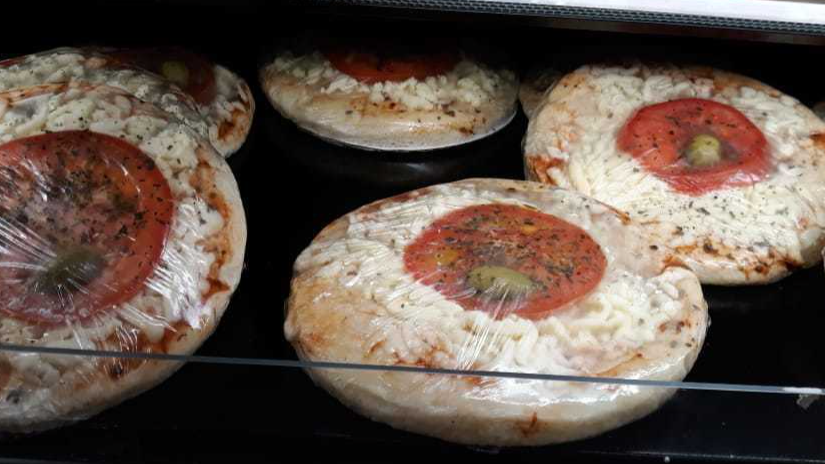 SandroDumke's tweet photo. Começando a produção da semana. Pizza Brotinho de Frango e Frango com Catupiry.
Se você fosse legendar a foto com até três palavras o que escreveria? Comente aqui que a gente está curioso pra saber! https://t.co/BN58BAH0YW