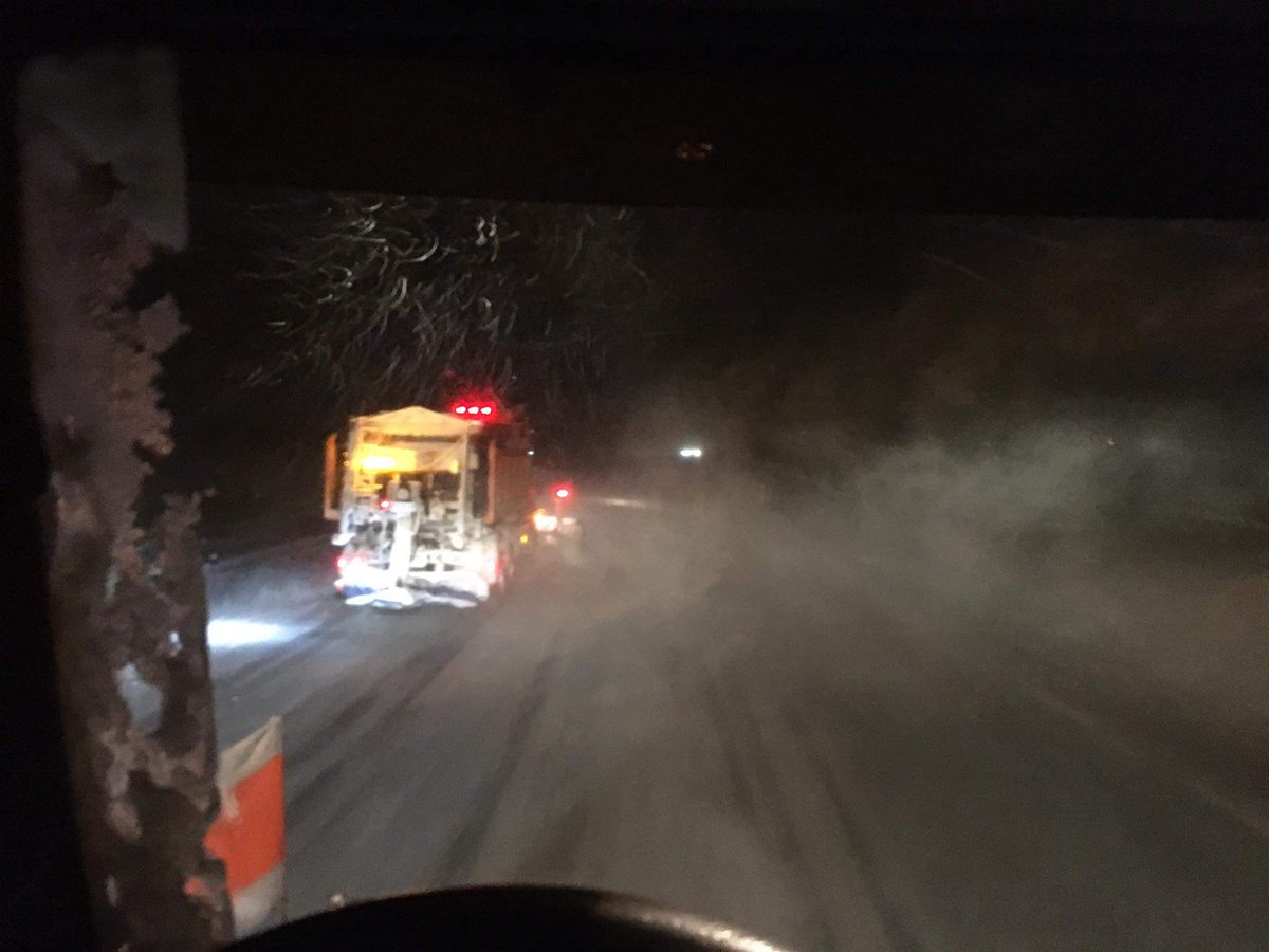 WinterdienstB's tweet photo. Grüße aus dem Norden
#winter #schnee #winterdienstbilder #Winterdienst #straße #schneepflug #lkw https://t.co/GcVTAXbWOE