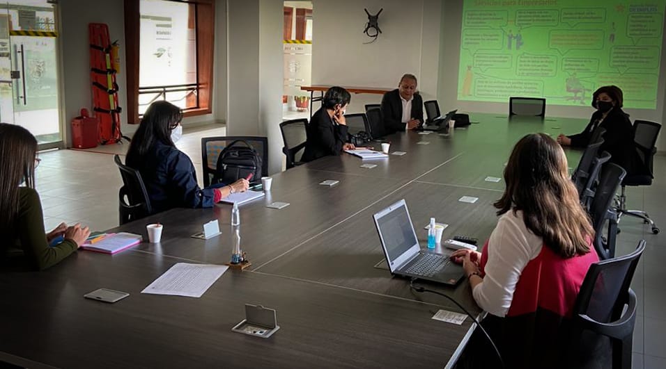 SENANarino's tweet photo. En el encuentro, la directora @sarturo presentó el portafolio de servicios del @SENAComunica, los lineamientos de carácter estratégico y los beneficios que tiene el Centro de Desarrollo Empresarial SBDC, la Agencia Pública de Empleo y el área de convenios de la entidad. https://t.co/5F40mC7Zwt