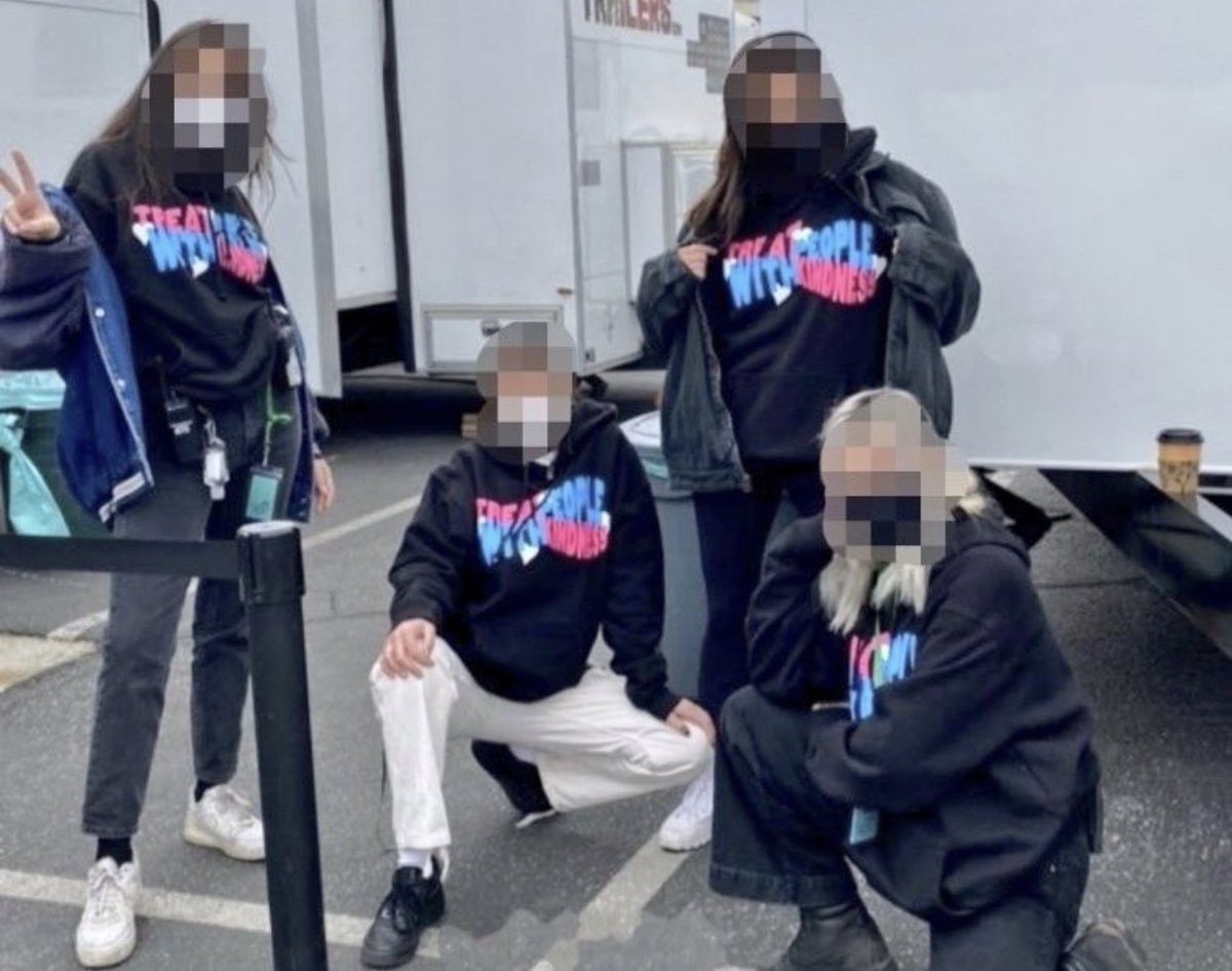 7Osloveontour's tweet photo. the fact that they all wore the tpwk hoodie that harry gave them is just so cute 🥺 https://t.co/be82NdIEUV