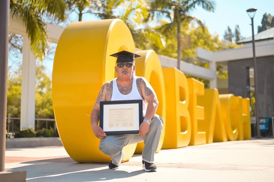 schooltrendz's tweet photo. This is the highly inspirational story of Joseph Valadez, an ex-convict who, after 38 years as a heroin addict, cleans up his act and graduates college on the "President's Honour List" for making straight As and a GPA of 3.67! https://t.co/lhdAljeBhu