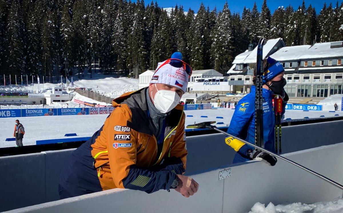 Pokljukas gladeste mann i dag var en nordmann!
Egil Gjelland har trent norske kvinner og menn, og har selv flere stafettgull i både OL og VM.
Men nå er kjernekaren trener for de tsjekkiske skiskytterkvinnene og gullvinneren på 15-kilometeren, Markéta Davidová.