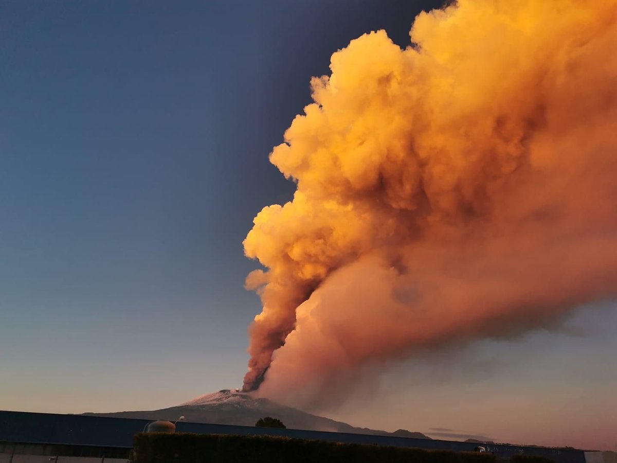 sscraffaele's tweet image. L&apos;Etna sta eruttando.