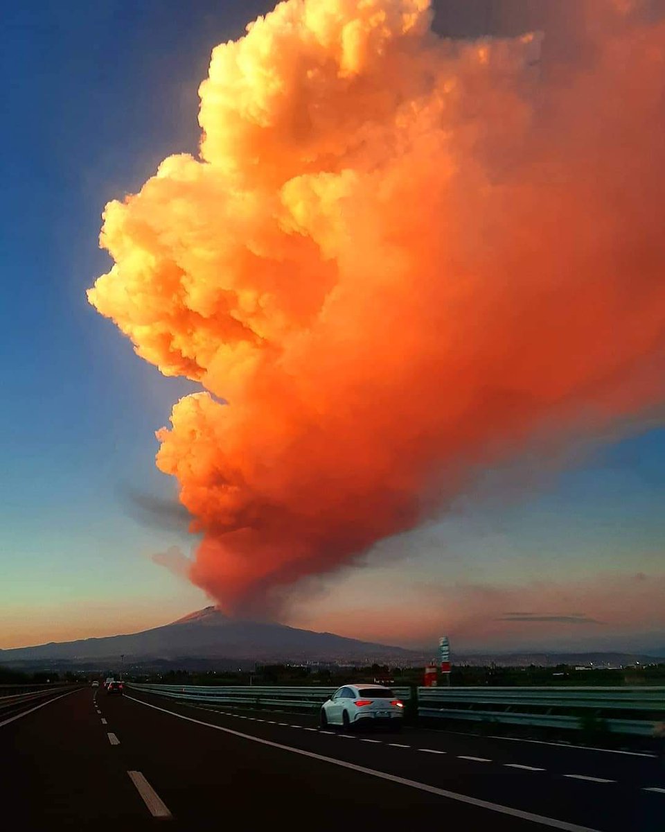 sscraffaele's tweet image. L&apos;Etna sta eruttando.