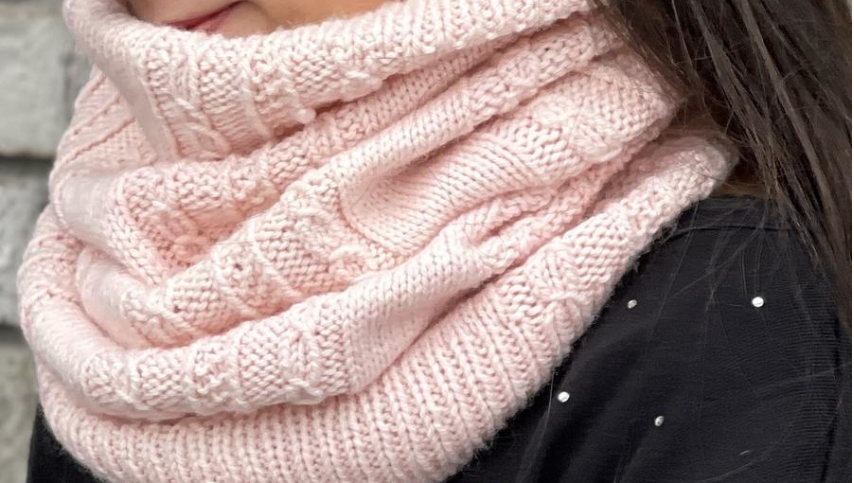 _lolodidit's tweet photo. My NEW Order of Merlin Cowl Pattern is available now!! My sample shown used the whole skein of Wholotta DK in the Pinky Tuscadero colorway #lolodidit #orderofmerlincowl #cowlpattern #knittingpattern #knitcowl #handknitcowl #yarn #indiedyer #knit #knitting #handdyed #handdyedyarn https://t.co/447jssJs7f