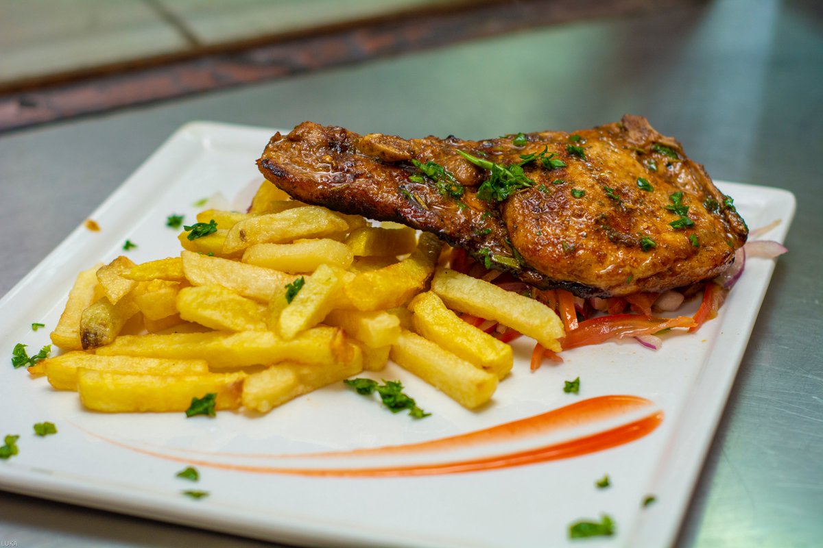 arts_luka's tweet photo. 😋Its the brown color, the smoke and the ruggedness of the grill for me 🤪.

Inbox for food photography, tag a friend and make them feel hungry 😂

📷 Pc @arts_luka 
#Food #Foodie https://t.co/WmiCulVQ5f